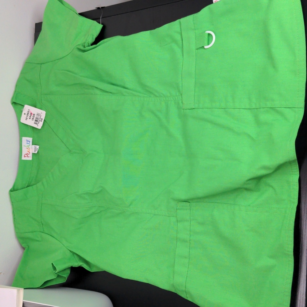 Peaches Uniforms Scrubs Top V-neck Style 4440 Lime Green XS - NWT - Picture 3 of 3